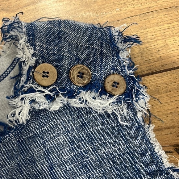 Amadi Frayed Blue Sleeveless Side Button Top  Size: Large - Picture 4 of 6